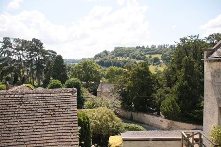 Central Stroud. Private cottage.