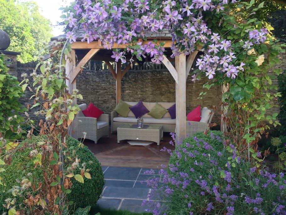 Oak garden space - perfect for afternoon tea.