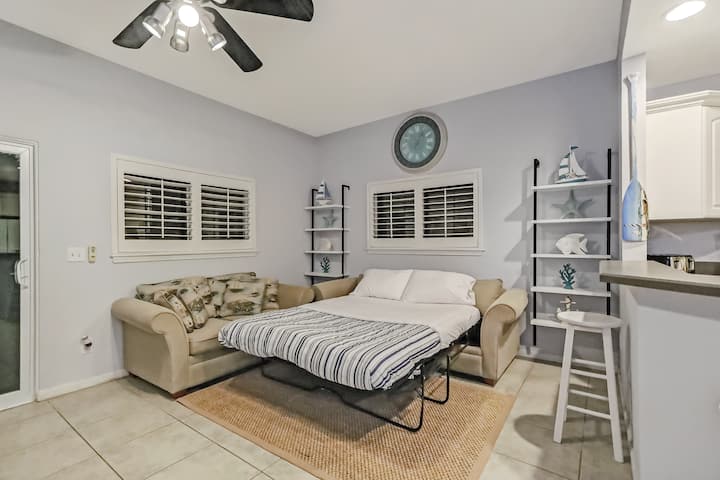 Sala de estar con sofá cama tamaño queen.