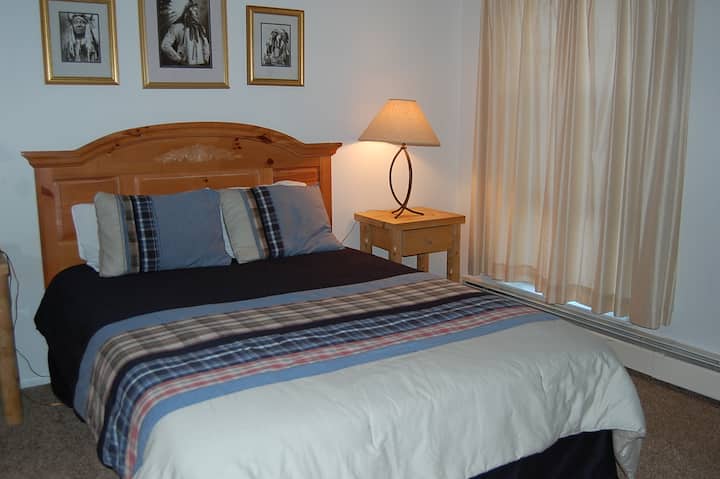 StayWinterPark-Hi-Country-Haus-Master Bedroom unit 1908