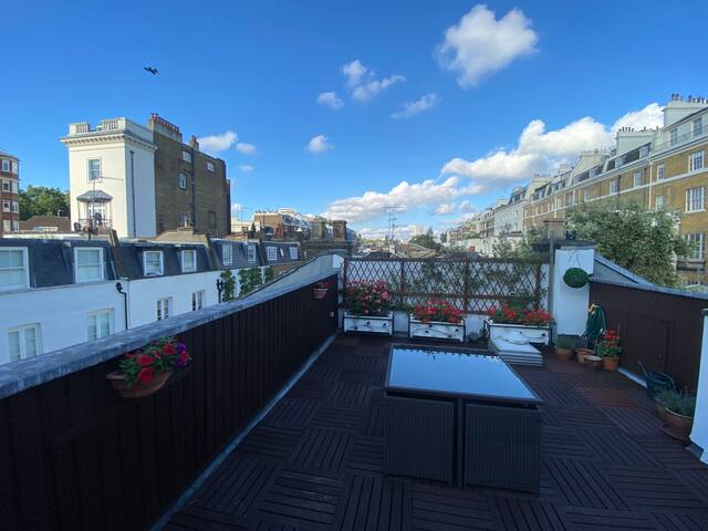 Spacious Hyde Park Mews with Roof Garden & Garage gallery image 3