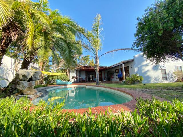Spacious House with tropical garden and pool gallery image 2