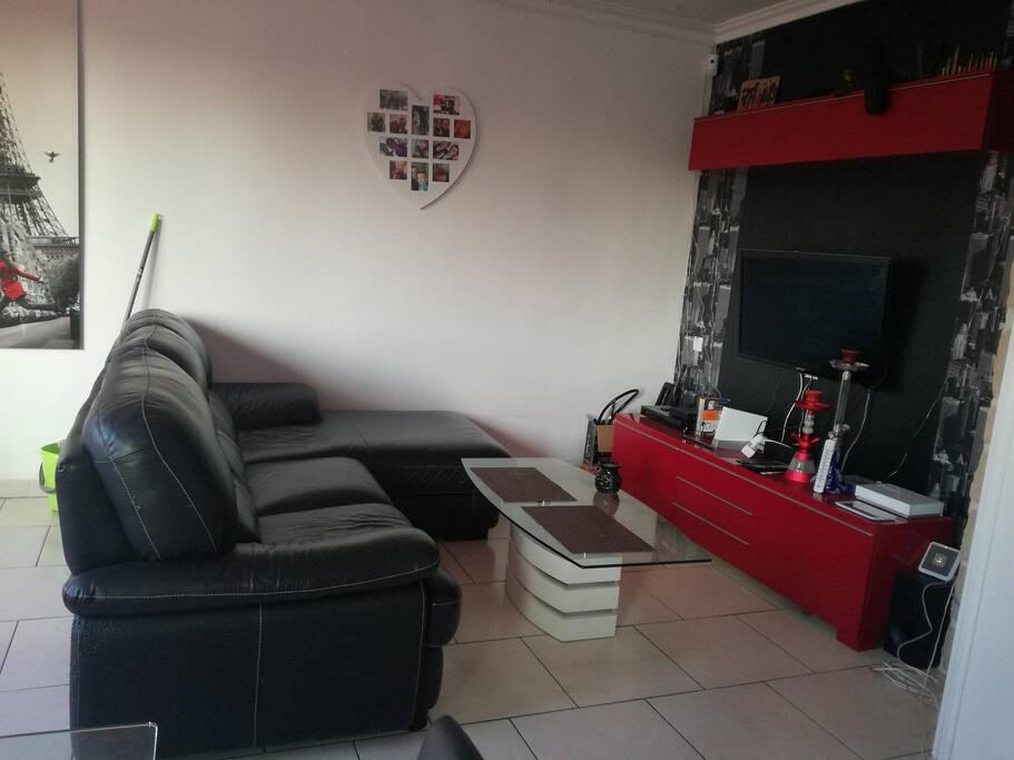 salon avec home cinéma et grande télévision