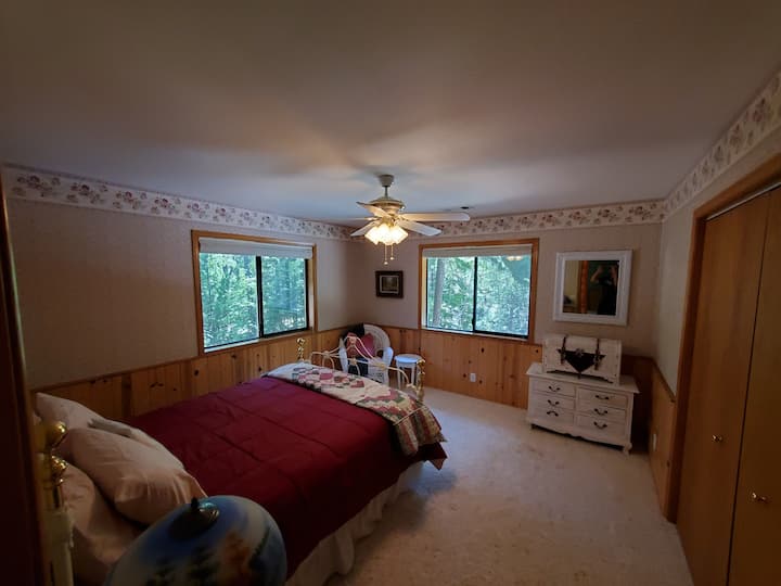 חדר שינה בקומה השלישית עם מיטת קווין סייז.