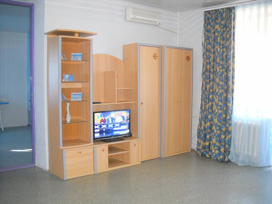 В комнате - телевизор, кондиционер