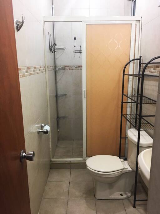 Baño y regadera amplío, completo y privado.