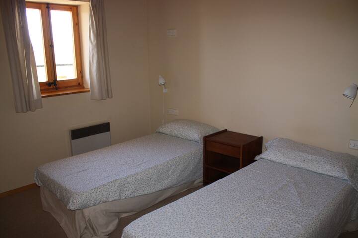 חדר שינה עם שתי מיטות, קומה שנייה