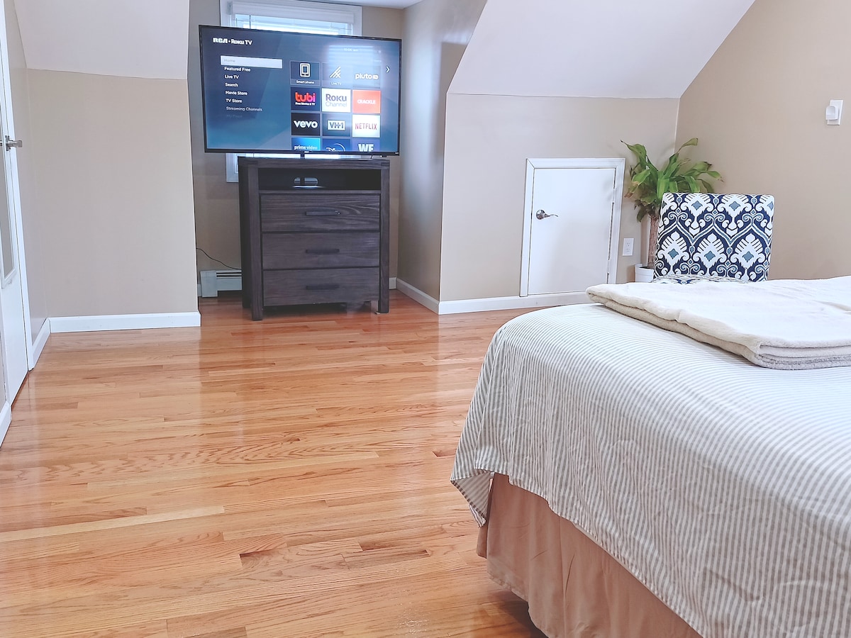 Bedroom 55in tv, chair & queen bed