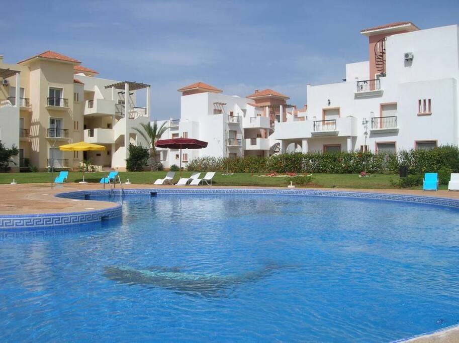 Une grande piscine pour adultes plus une deuxième pour enfants