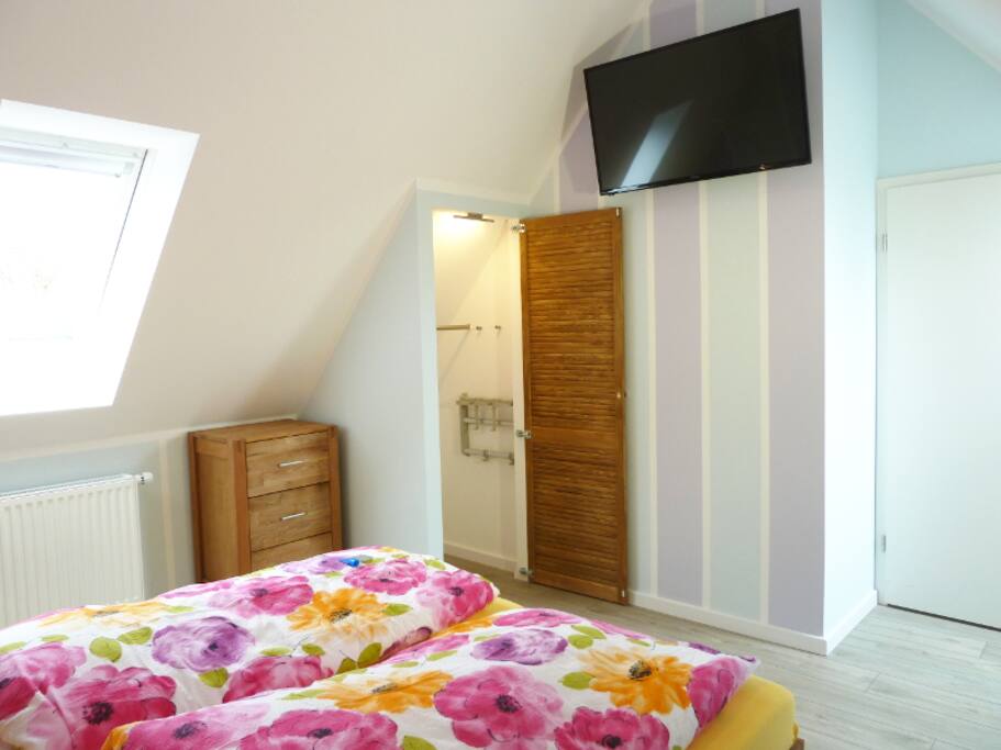 1. Schlafzimmer mit Doppelbett, Einbauschrank und TV
