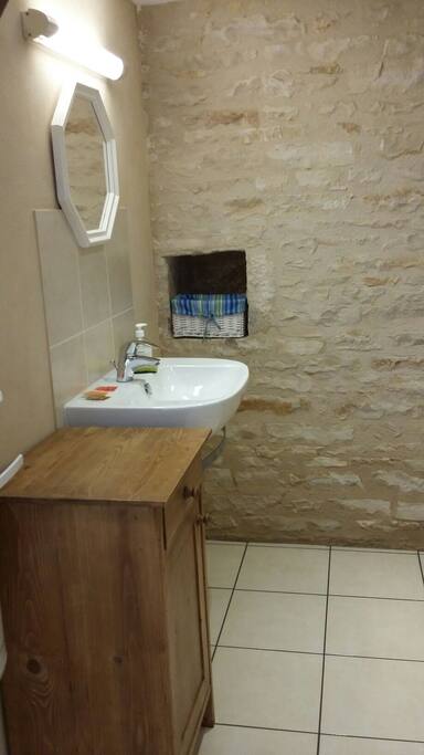 Grande salle de bain avec douche à l'italienne.