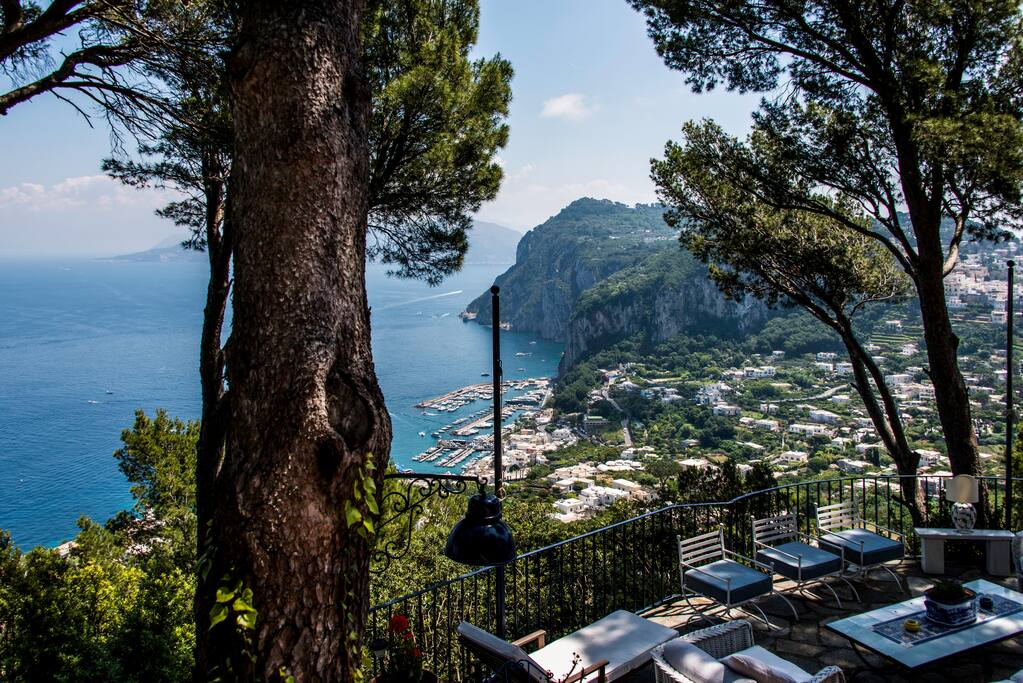 Vista di Capri e del porto dal soggiorno estterno.