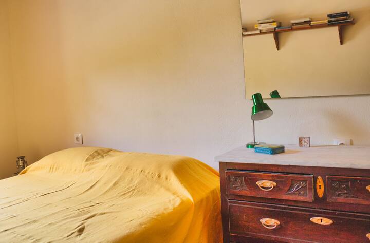 поглед на главната спална соба - двоен кревет