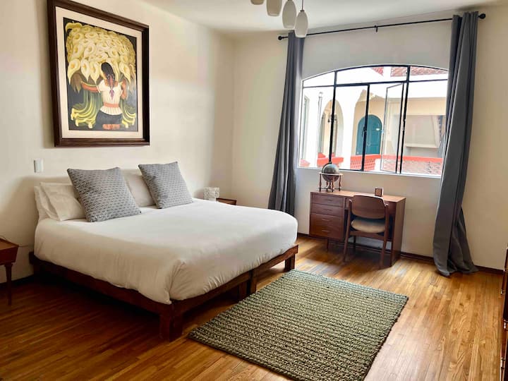 غرفة نوم هادئة وكبيرة تطل على الفناء الخاص ملاذ هادئ في بولانكيتو