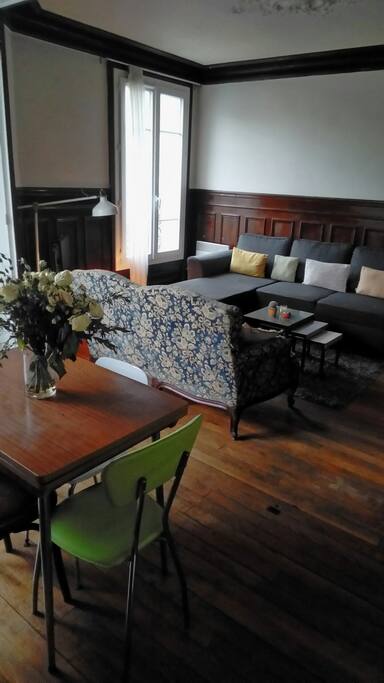 Dans le salon un coin table pour manger !
