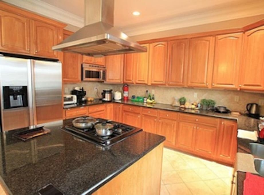 Large Kitchen w/ Ample Counterspace