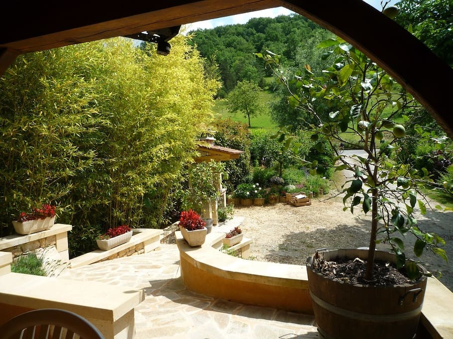 vue sur l'entrée de la cour et le barbecue