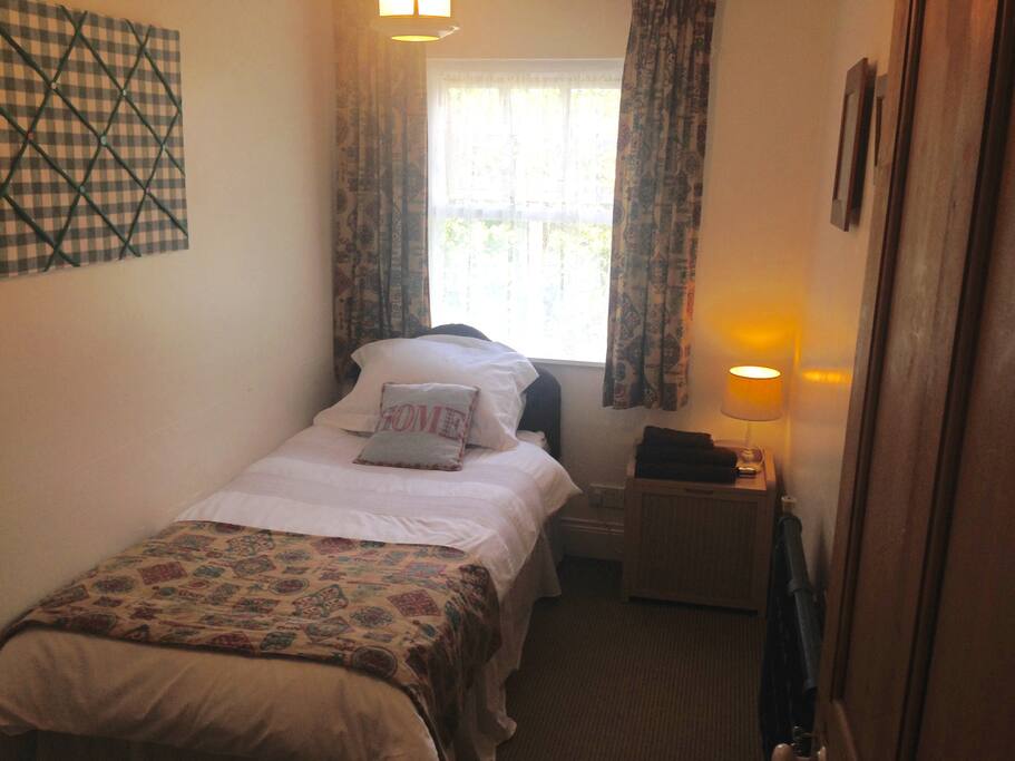 Cosy single room with storage