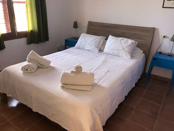 ผู้เข้าพักที่จองที่พัก Airbnb ที่ตั้งอยู่ในเมือง Ajaccio, Annecy, Antibes, Avignon, Biarritz, Bordeaux, Cannes, Chamonix, La Rochelle, L