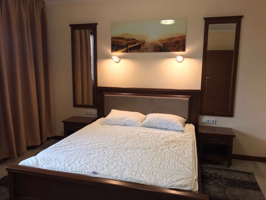 Schlafzimmer mit Doppelbett und eigenem Badezimmer