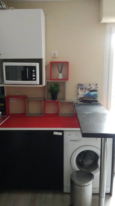 CUISINE USA EQUIPE AVEC PLAQUE MICRO ONDES ET LAVE LINGE