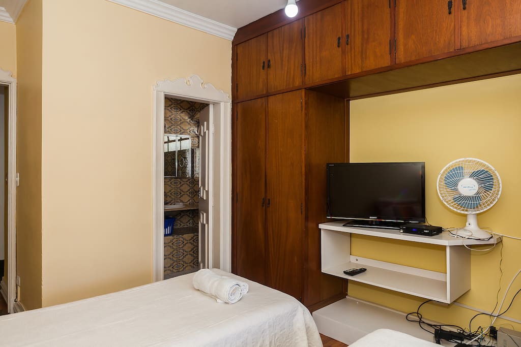 Quarto da frente - front bedroom