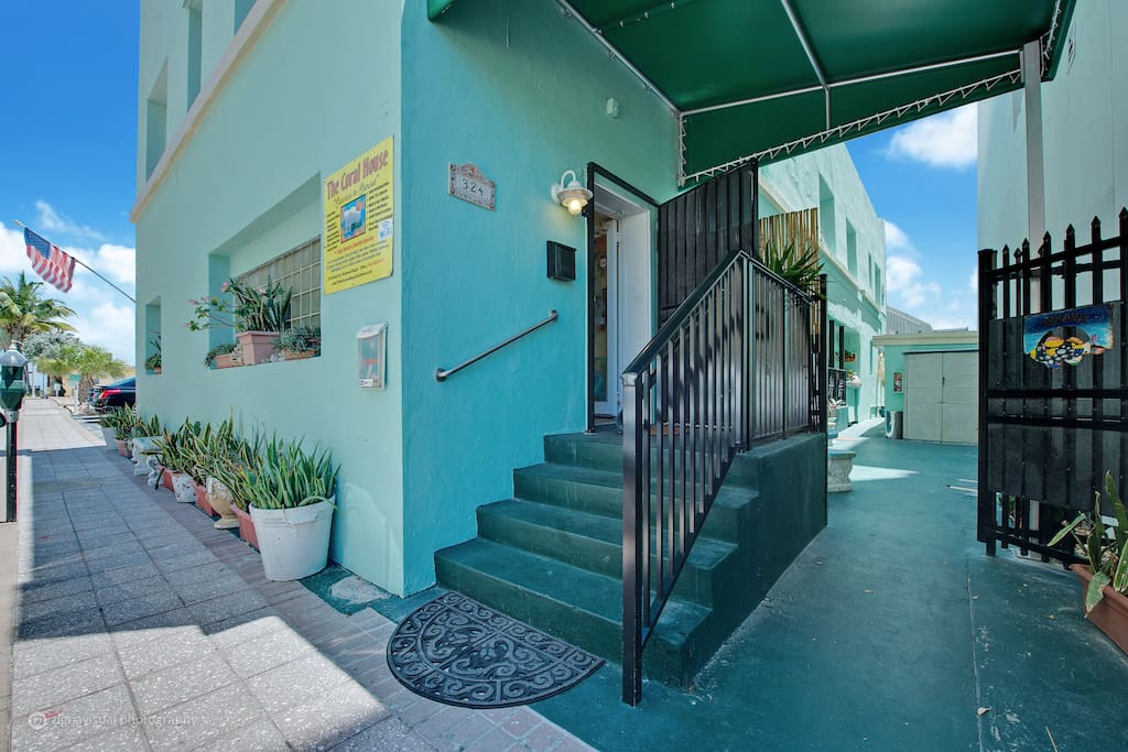 A welcoming entrance / Foyer.