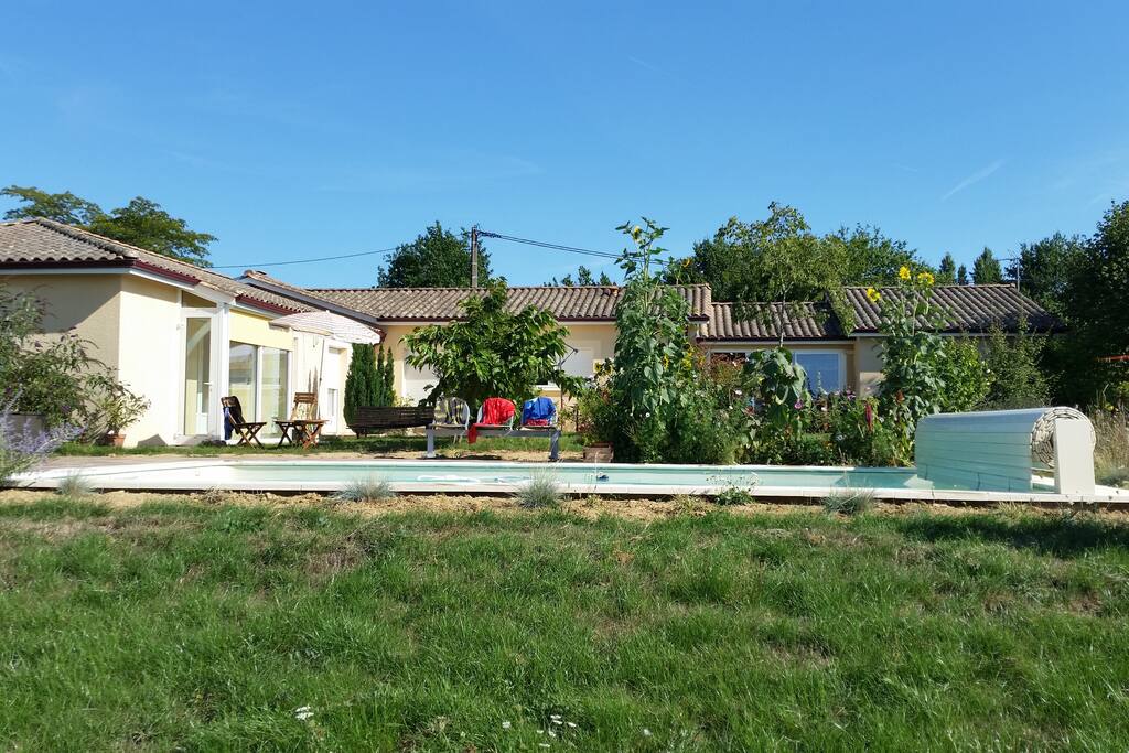 Vue d'ensemble, au premier plan la piscine