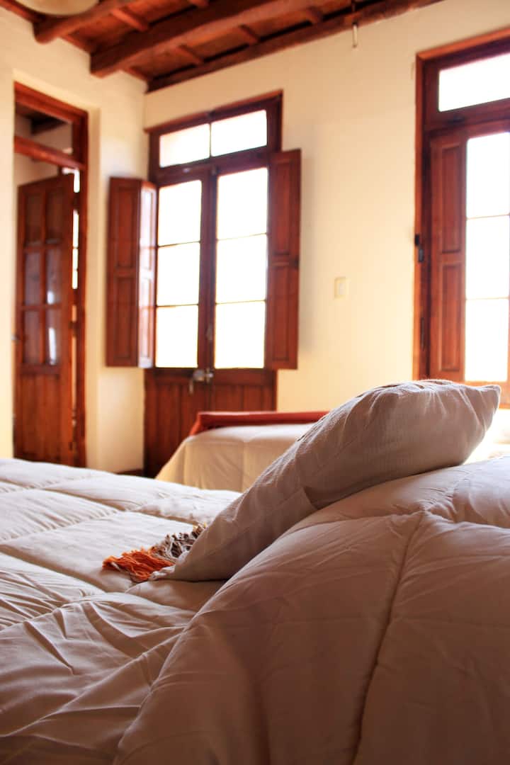 استرح وانظر من النافذة الجبل المهيب وكروم العنب ومصانع النبيذ وكل شيء من لحظة استيقاظك