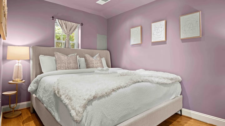 Повлечете се во оваа луксузна брачна спална соба, каде што удобноста се среќава со елеганцијата. Со доволно простор и плишана постелнина, тоа е совршено засолниште за мирни ноќи и подмладувачки утра!