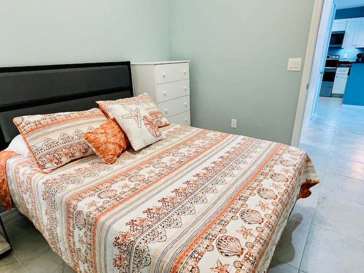 เครื่องนอนที่สะดวกสบายและห้องนอนที่สองที่ตกแต่งอย่างสดใส