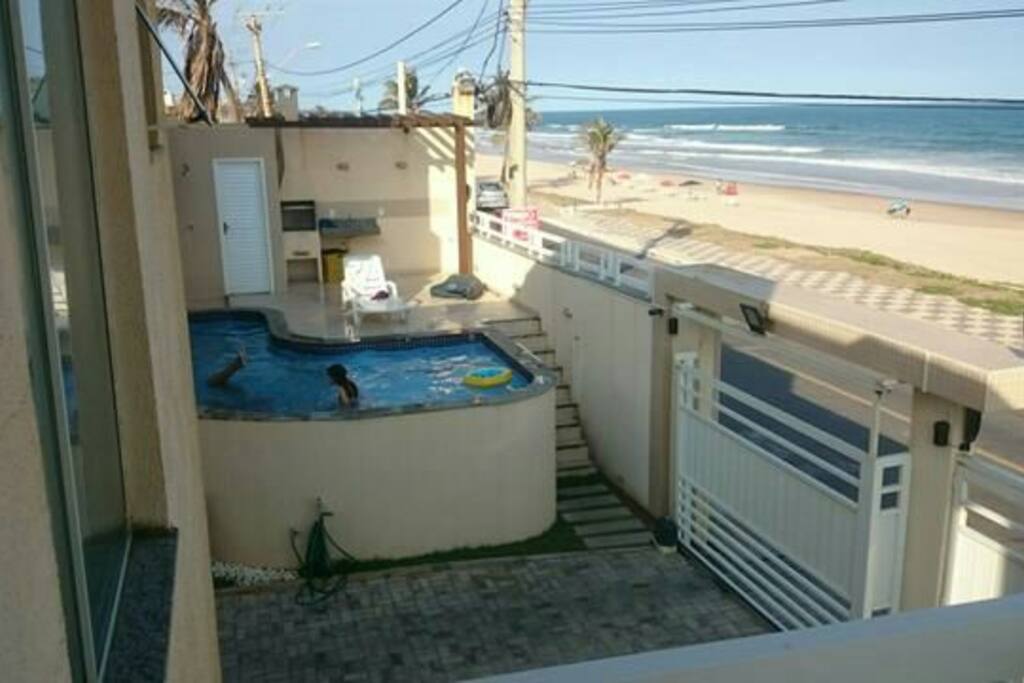 Piscina com churrasqueira em frete ao mar