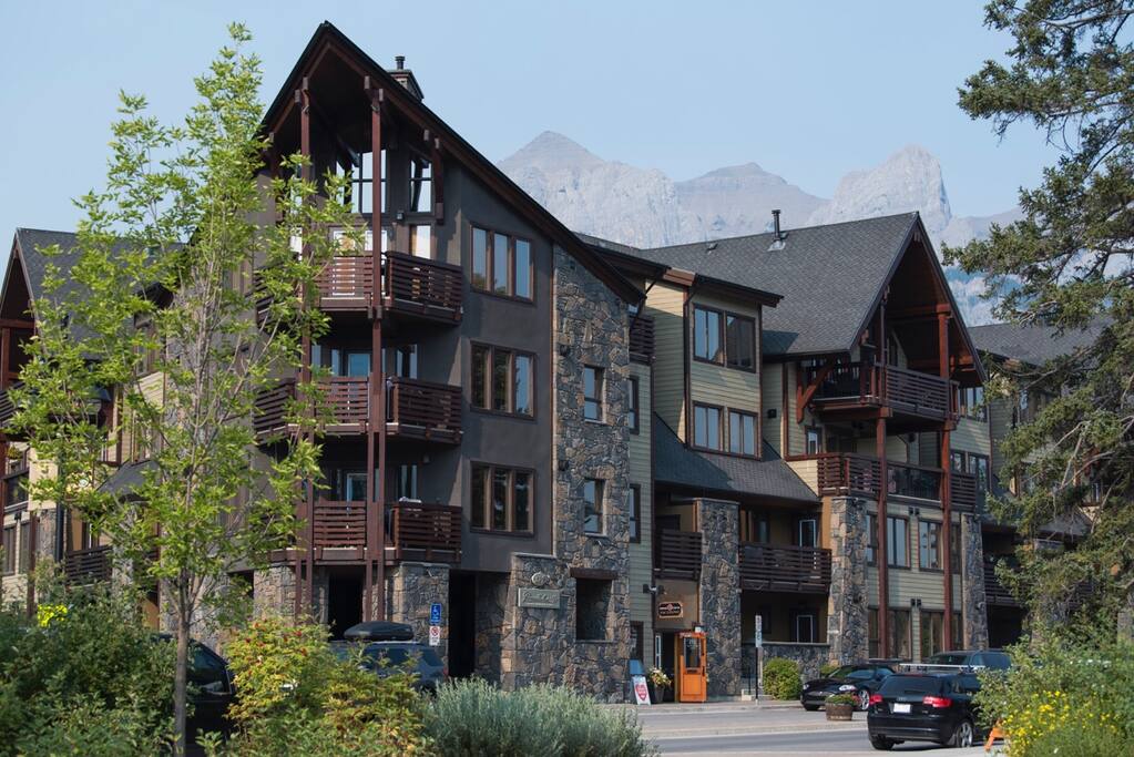Rundle Cliffs Lodge