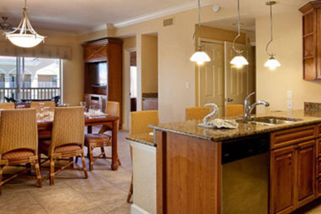 Living room - american kitchen, dinner table, TV
