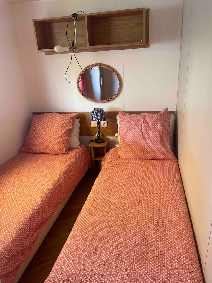 Две легла от 70, които могат да бъдат събрани, за да се направи гардероб с 140 легла
и рафтове 