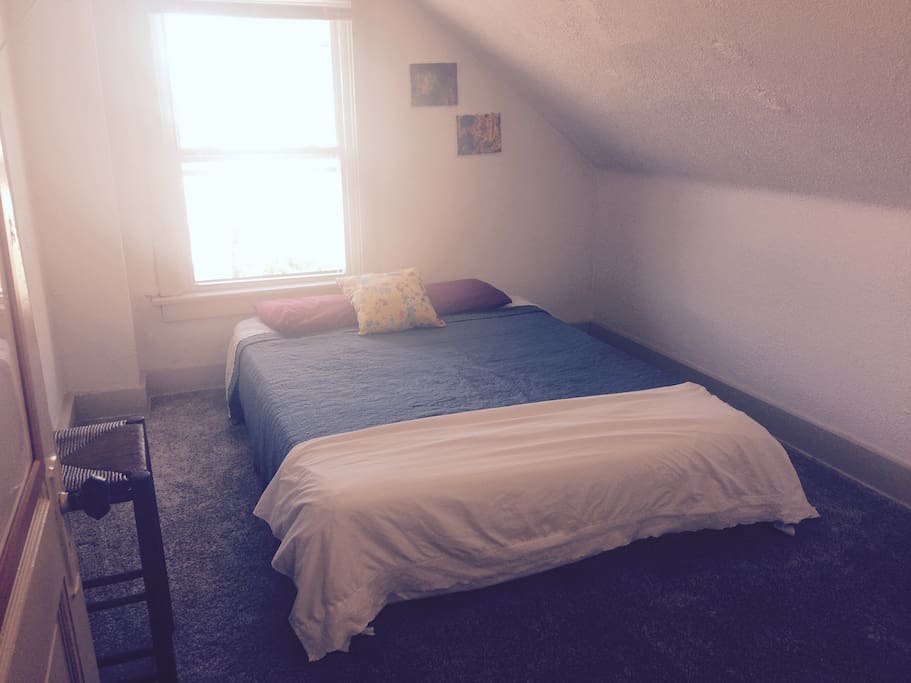 Spacious private room with Queen size bed