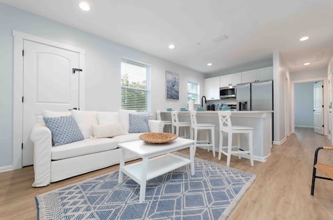 Beautiful coastal condo - walk to the beach!