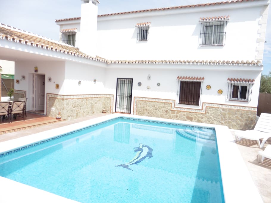 Fachada y piscina