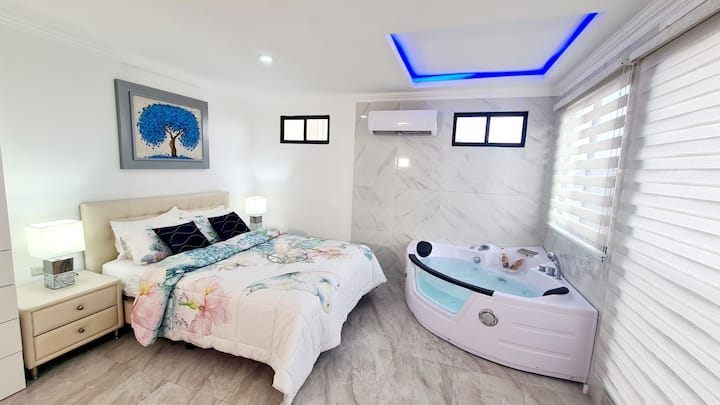 Srta. Rita +593 /96853/9997
Sra. Milena Anfitriona: +593/93918/5910
