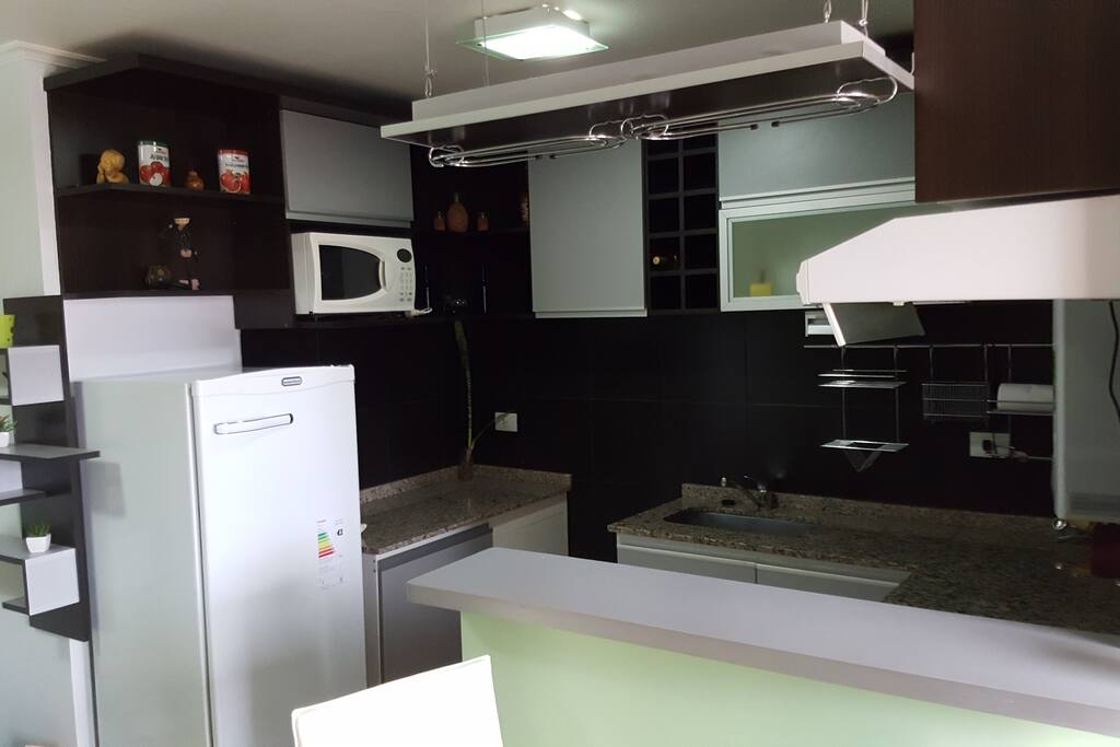 Cocina con desayunador, incluye heladera, microondas y pava eléctrica