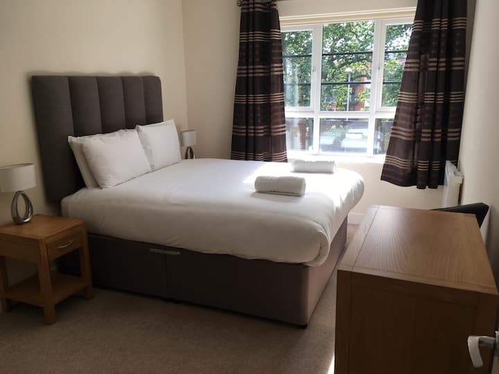 غرفة نوم بسرير بمقاس كبير