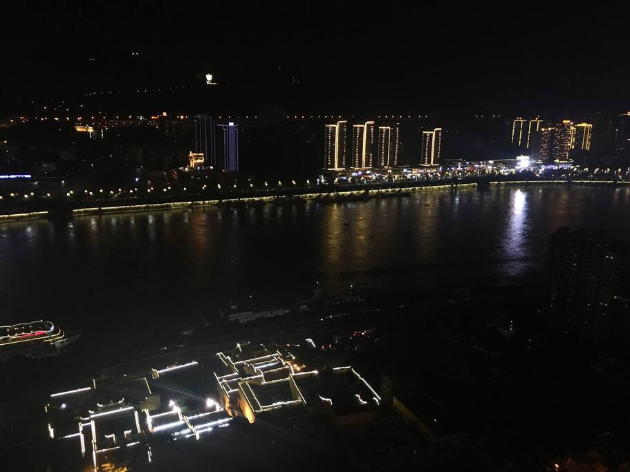 房号999 绝美180度 全江景房 公用卫生间 两张床 可住一家三口