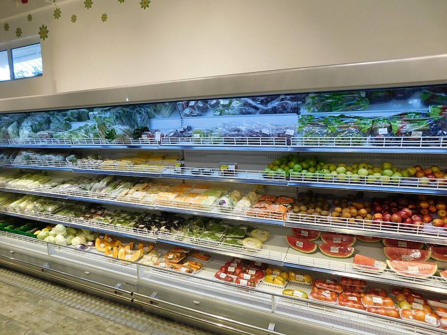 Supermarket/Deli/Pharmacy within walking distance