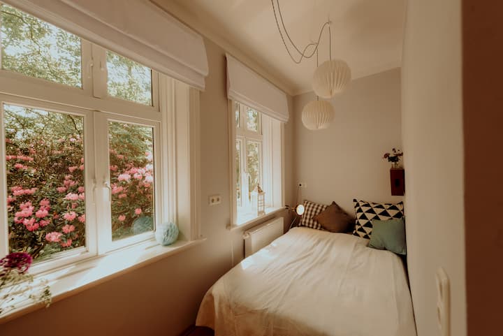 Sasa kuna kitanda cha ghorofa hapo.