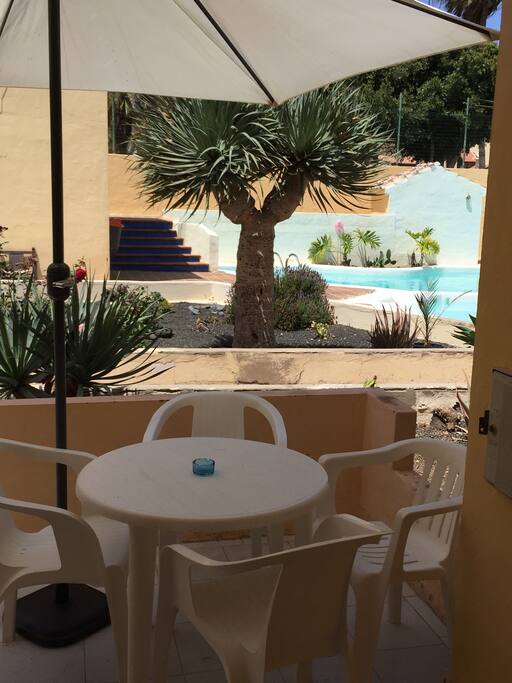 Terraza frente a la piscina