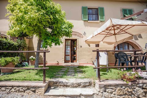 Casetta Sole with view over Tuscany Hills and Sea