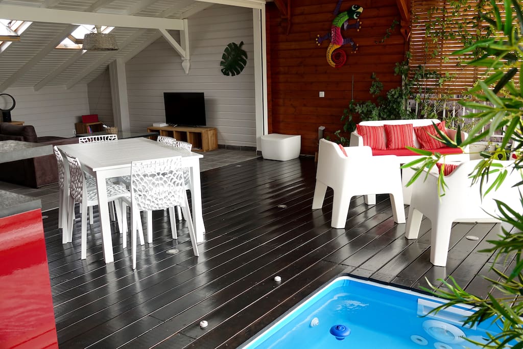 Vue terrasse depuis le coin piscine