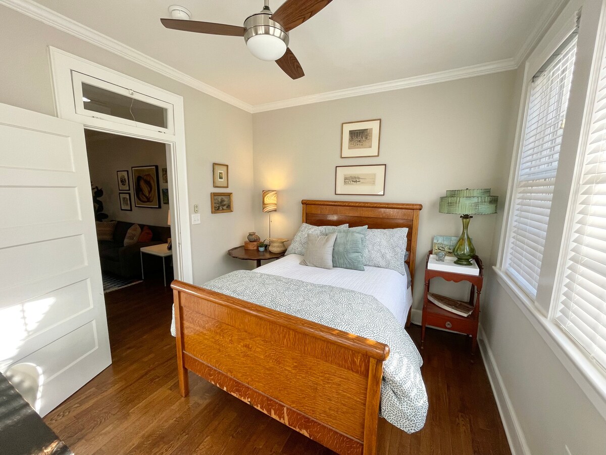 חדר שינה מס '3 עם מסגרת מיטת מזחלת עתיקה.