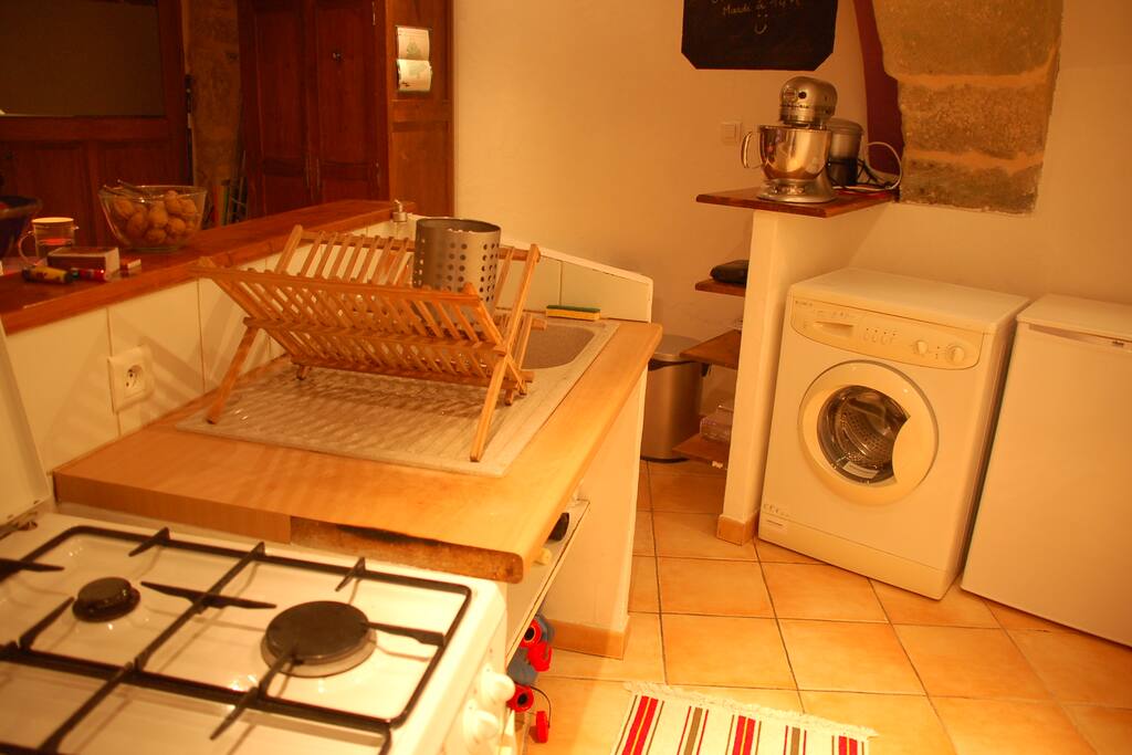 La cuisine est équipée d'un frigo, d'une gazinière, d'un four, d'une machine à laver le linge, d'une cafetière, d'un grille pain et d'une bouilloire.