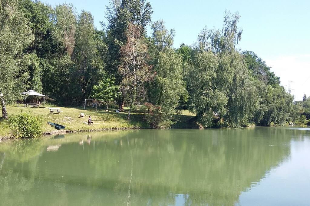 étang de pêche privé avec coin pique-nique
